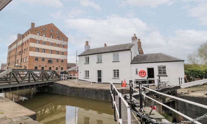 Gloucester Cottage | THE LOCK HOUSE, pet friendly, character holiday cottage in Gloucester