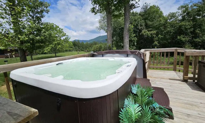 Tellico Plains House | The Lodge at Coker Creek 2 nnMountain View-Hot Tub! NEW LISTING!