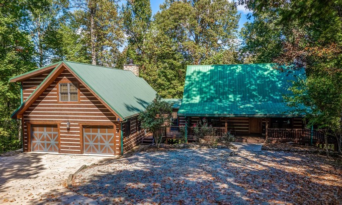 Ellijay Cabin | The Lodge at Summit Ridge North GA Mountain Cabin Sleeps 19 Hot Tub Kids' Room