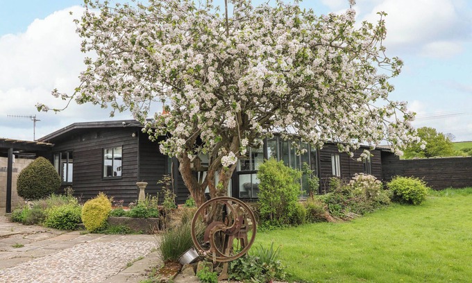 Milford Cottage | THE LODGE AT WILDERSLEY FARM, pet friendly, with hot tub in Belper