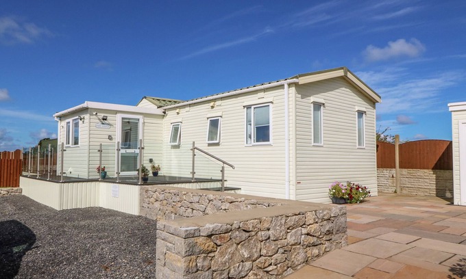 Rhosybol Cottage | THE LODGE, pet friendly, with a garden in Rhosybol