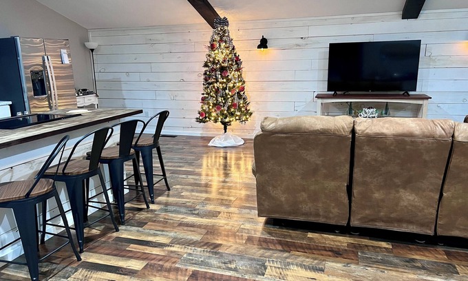 Dayton House | The Loft is a charming barndominium-style guesthouse near Lake Chickamauga.