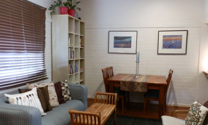 Maylands Apartment | The Loft library at Sevenoaks