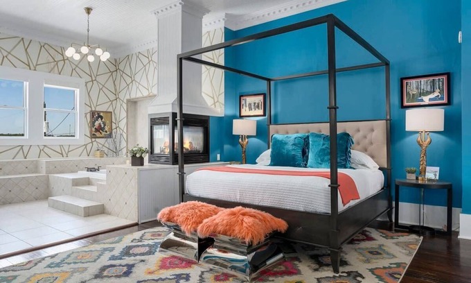 Fredericksburg Apartment | The Loft on Main St, Balcony Views, Roman bathtub!