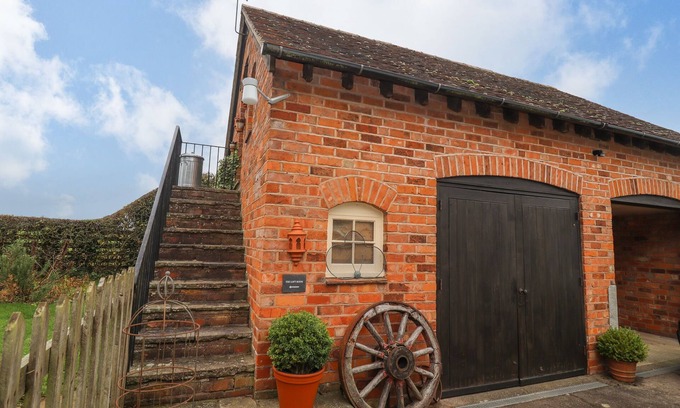 Dymock Cottage | THE LOFT ROOM, romantic, character holiday cottage in Newent