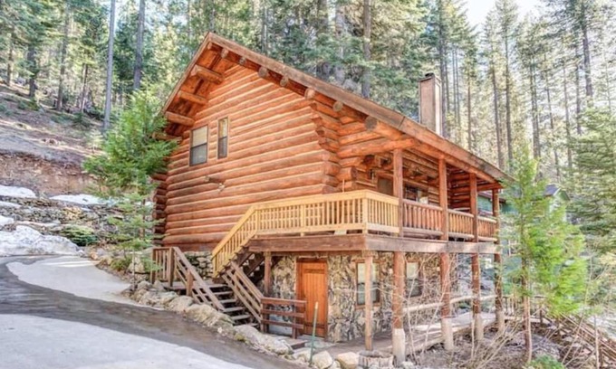 Yosemite National Park House | The Log Home in Yosemite West