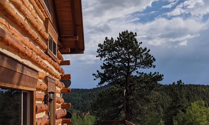 Florissant Cabin | The Logs at Deer Ridge: Luxurious Cabin near Wolf Refuge. Mnt Views! New 2 VRBO!