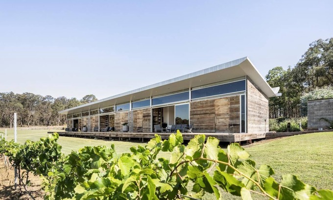Pokolbin Apartment | The Longhouse - Suite 2 - Iconic Hunter Valley property, 2 en-suite bedrooms and vineyard views