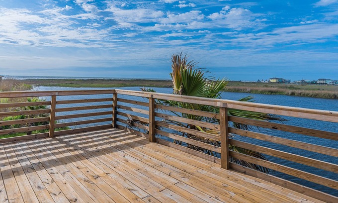 Surfside Beach House | "The Look-Out" Beach View Get-Away SUMMER 2024 BOOKING NOW!