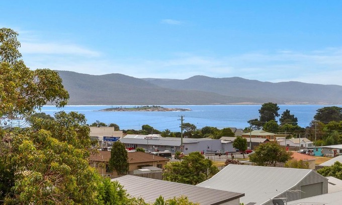 Bicheno House | 'The Lookout' at 27 Fraser Street