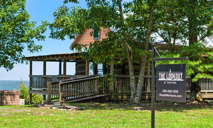Mentone Cabin | The Lookout at Mentone-log cabin with hot tub & amazing views!