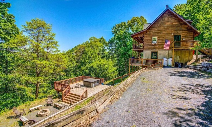 Hickory Hills Cabin | The Lookout Cabin! Pocono Mountains, Views, Hiking, State Parks!