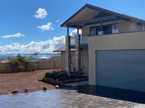 Kalbarri House | The Lookout Kalbarri AMAZING VIEWS - FREE WIFI & NETFLIX