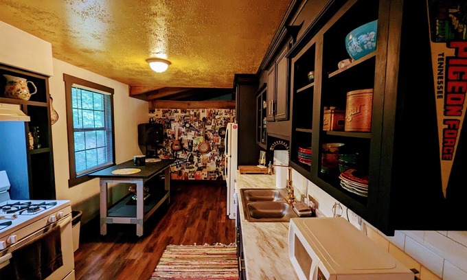 Pigeon Forge Apartment | The Lounge @ Hideaway Holler