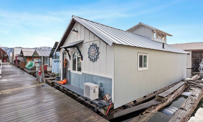 Bayview Boat Rental | The Love Shack Float House