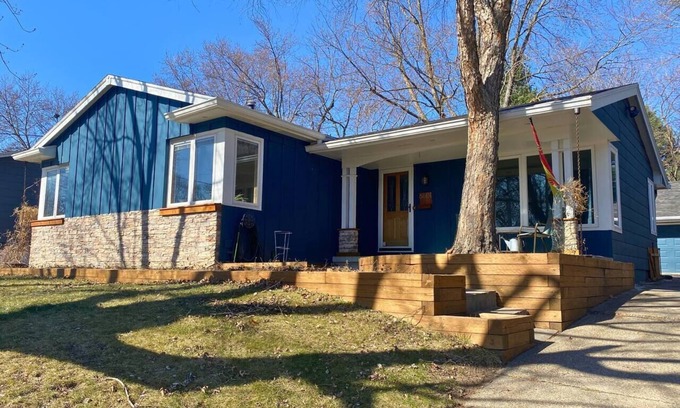 Windsor Heights House | The Love Shack: Spacious Family Getaway, 5 bed/3 bath, 10 Minutes from Downtown