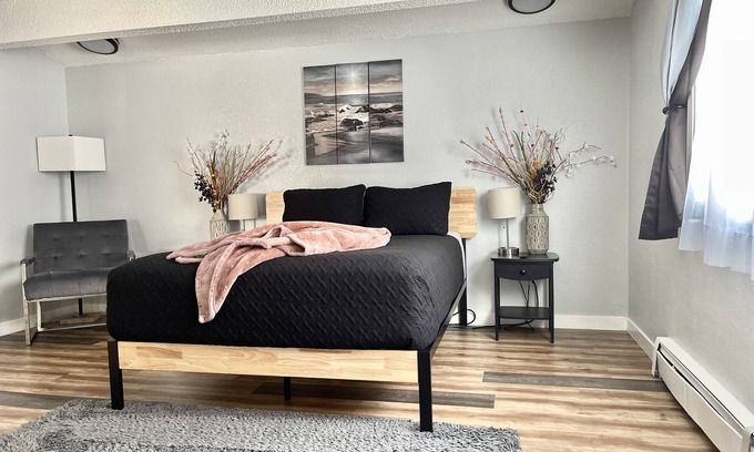 Northeast Anchorage House | The Lovely #2 3-bedroom -1 bath 5 minutes from Hospitals and the University.