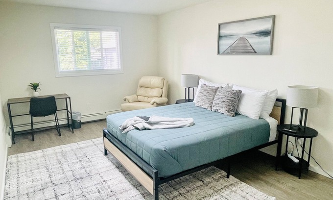 Sand Lake House | The Lovely Place #4 3-bedroom vacation home just 5 minutes to Dimond Center Mall