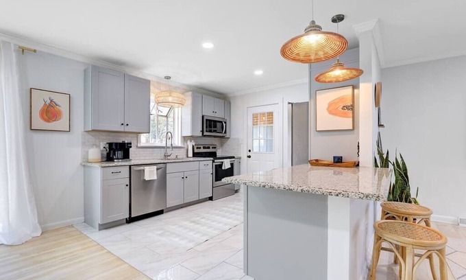 West Ashley House | The Low Tide - Marsh View, Hot Tub. Fire Pit, Great for Large Groups