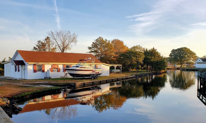 Engelhard House | The Lucky Hook, Hyde Co, Waterfront, Pet & Family Friendly w/kayaks, Fireplace