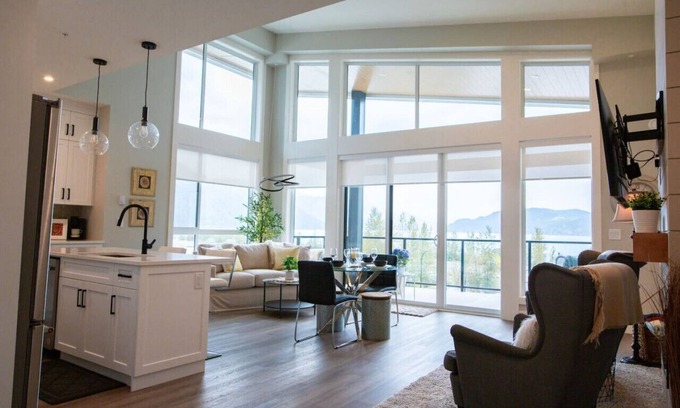 Harrison Hot Springs Condo | The Luna | New Penthouse w Patio, Lake & Mtn Views