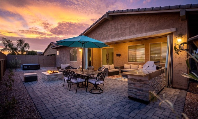 Queen Creek House | The Lux at Queen Creek/HotTub/FirePit/Pool/KingBed
