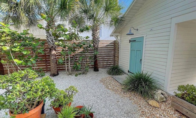 Downtown Historic District House | The LUXE LEMON LOWER, in historic downtown St. Augustine: 2-bedroom