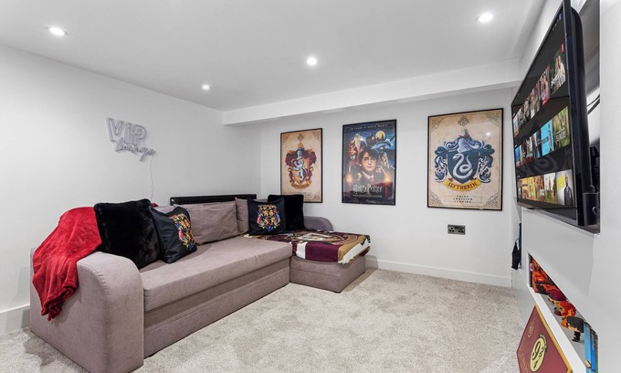 Watford House | The Luxury Hogwarts Retreat! Perfect for Harry Potter World!