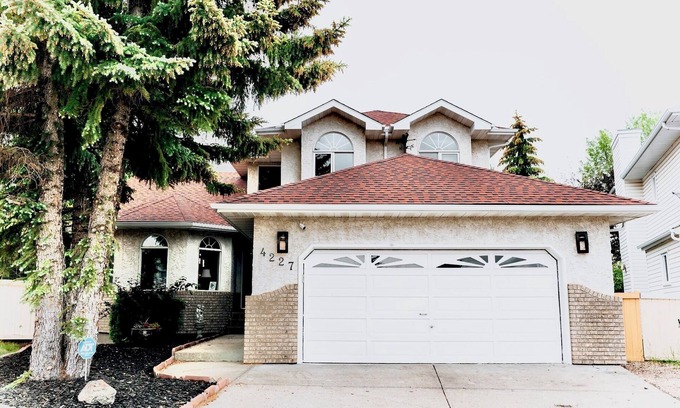Southeast Edmonton House | The Luxury House- 5 star Homestay