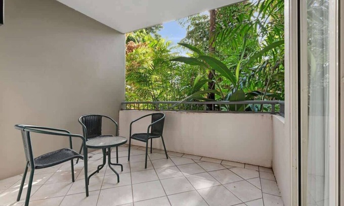 Palm Cove Apartment | The Magna Spacious Garden View Retreat