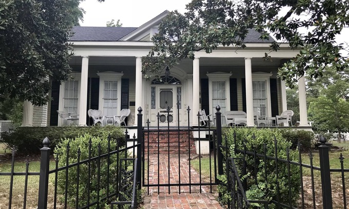 Jefferson House | The Magnolias - A Beautiful Charming Historical Home to relax & make memories!