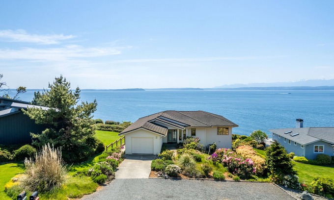 Freeland House | The Majestic Blue View by AvantStay | Waterfront