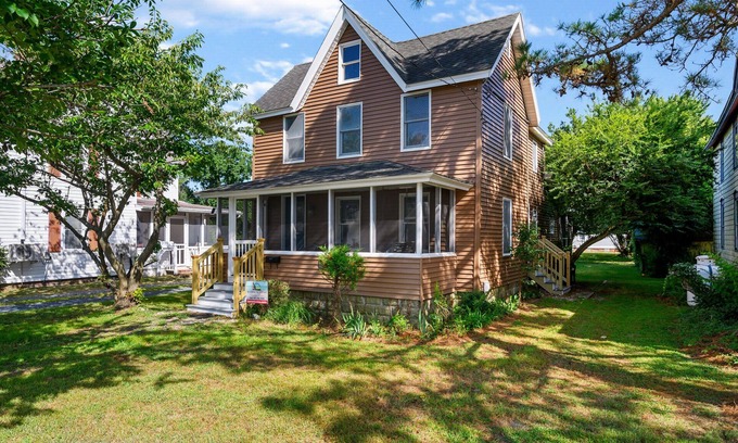 Chincoteague House | The Mane Escape - Pet Friendly on Chincoteague!