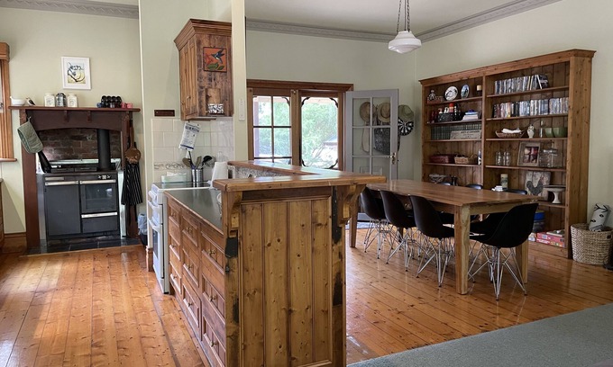 Halls Gap House | The Manna House - A spacious, historic retreat in the town of Halls Gap