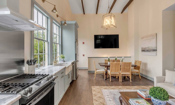 Westside Apartment | The Manor 93 - B Beautiful Three Bed Three Bath Close to King St.