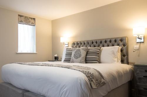 Crawley Hotel | The Maple Manor Hotel