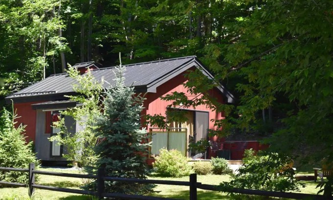 West Hartford Cottage | “The Maple Moose”, modern cabin near Woodstock