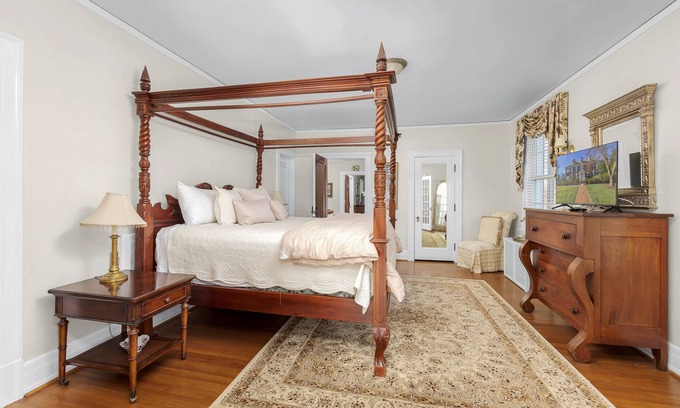 Roanoke Bed & Breakfast | The Maridor - "Rose" Historic home near lots of shops and restaurants