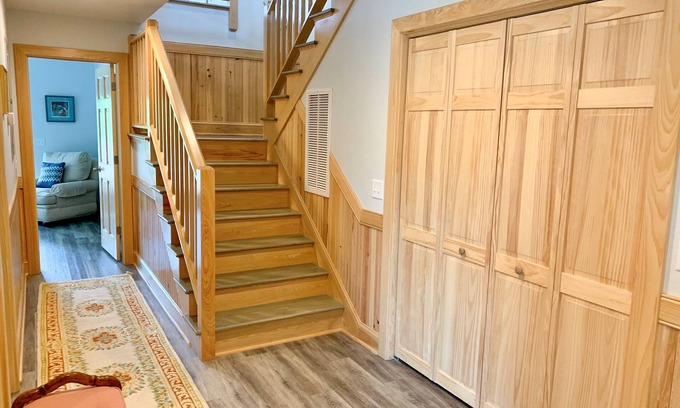Ocracoke House | The Marina House: Pet friendly near harbor with off-site pool privileges
