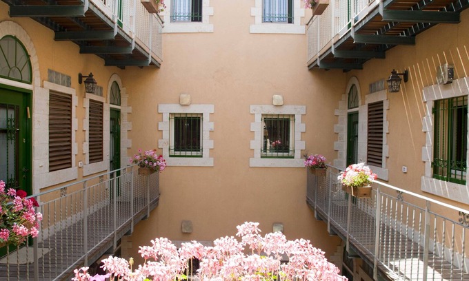 Nachlaot Apartment | The Market Courtyard - Jerusalem Suites