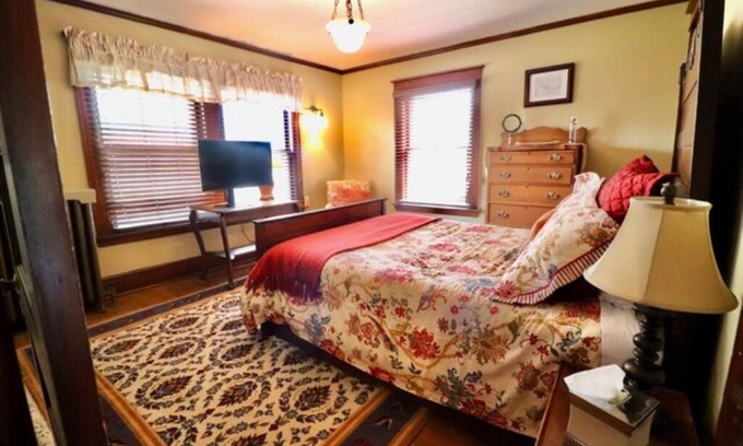 Downtown Niagara Falls Bed & Breakfast | The Marshall Room w/queen bed