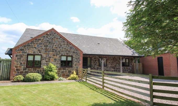 Welshpool Cottage | THE MARSHES, family friendly, with a garden in Guilsfield