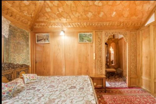 Sudarbal Boat Rental | The Martin's Houseboat