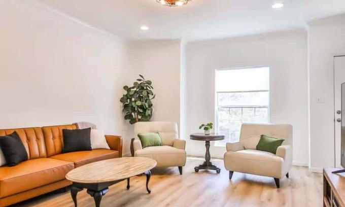 North Overton Apartment | The Matador Flat - 2BR/2.5BA - Sleeps 6