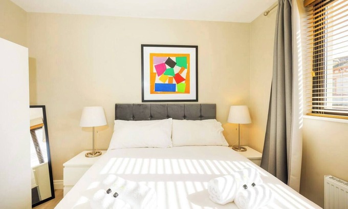 Belfast City Centre Apartment | The Matisse- Hip 1 Bd Apt (Gold Short Term Stays)