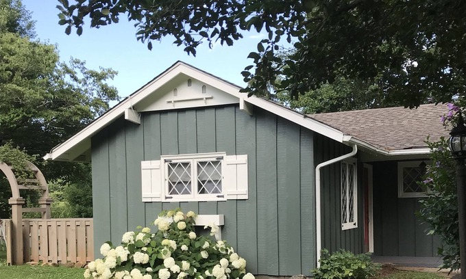 Waynesville Cottage | The Mayor's Cottage - Cozy cottage in downtown with easy access to everything
