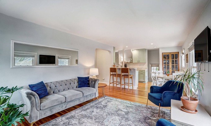 Bowling Green House | The Meeker House Charming 3/4 Bedroom Home w/Hot Tub