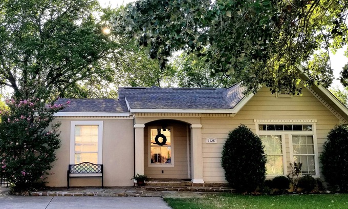 Grapevine Cottage | 'The Merlot House' Near Historic Grapevine-Family friendly-great location!