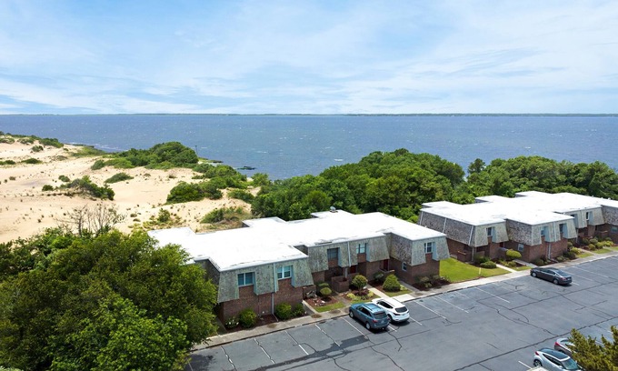 Nags Head House | The Mermaid Lounge: Sound View & Pool Access