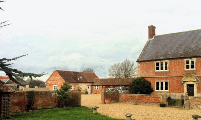 Devizes Cottage | The Milk House, beautiful dairy cottage, pet friendly and beautiful views